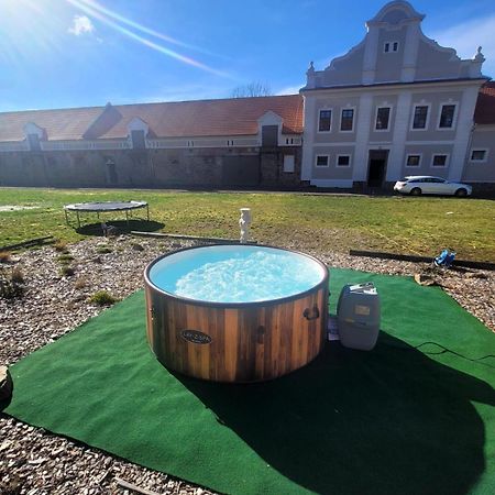 Chateau Moravany - Apartmany, Teepee A Wellness Ronow an der Doubrava Dış mekan fotoğraf