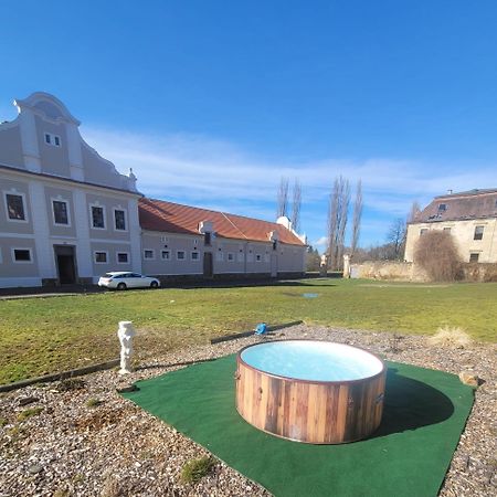 Chateau Moravany - Apartmany, Teepee A Wellness Ronow an der Doubrava Dış mekan fotoğraf