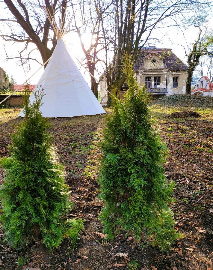Chateau Moravany - Apartmany, Teepee A Wellness Ronow an der Doubrava Dış mekan fotoğraf