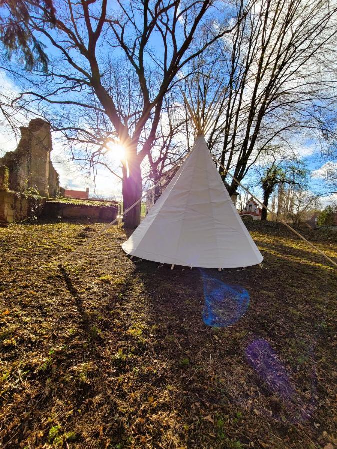 Chateau Moravany - Apartmany, Teepee A Wellness Ronow an der Doubrava Dış mekan fotoğraf