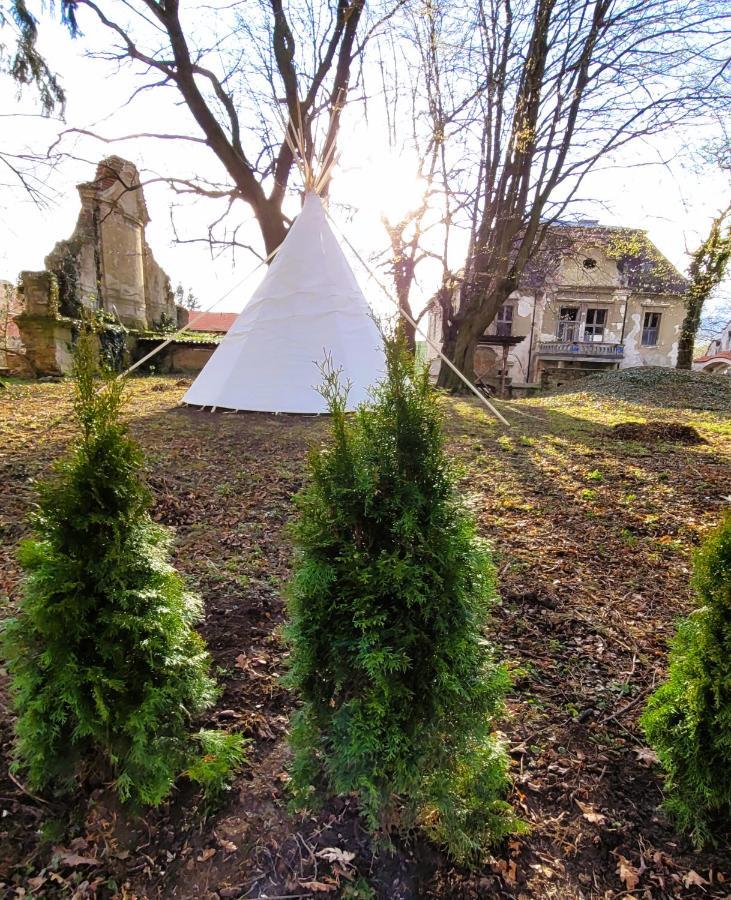 Chateau Moravany - Apartmany, Teepee A Wellness Ronow an der Doubrava Dış mekan fotoğraf