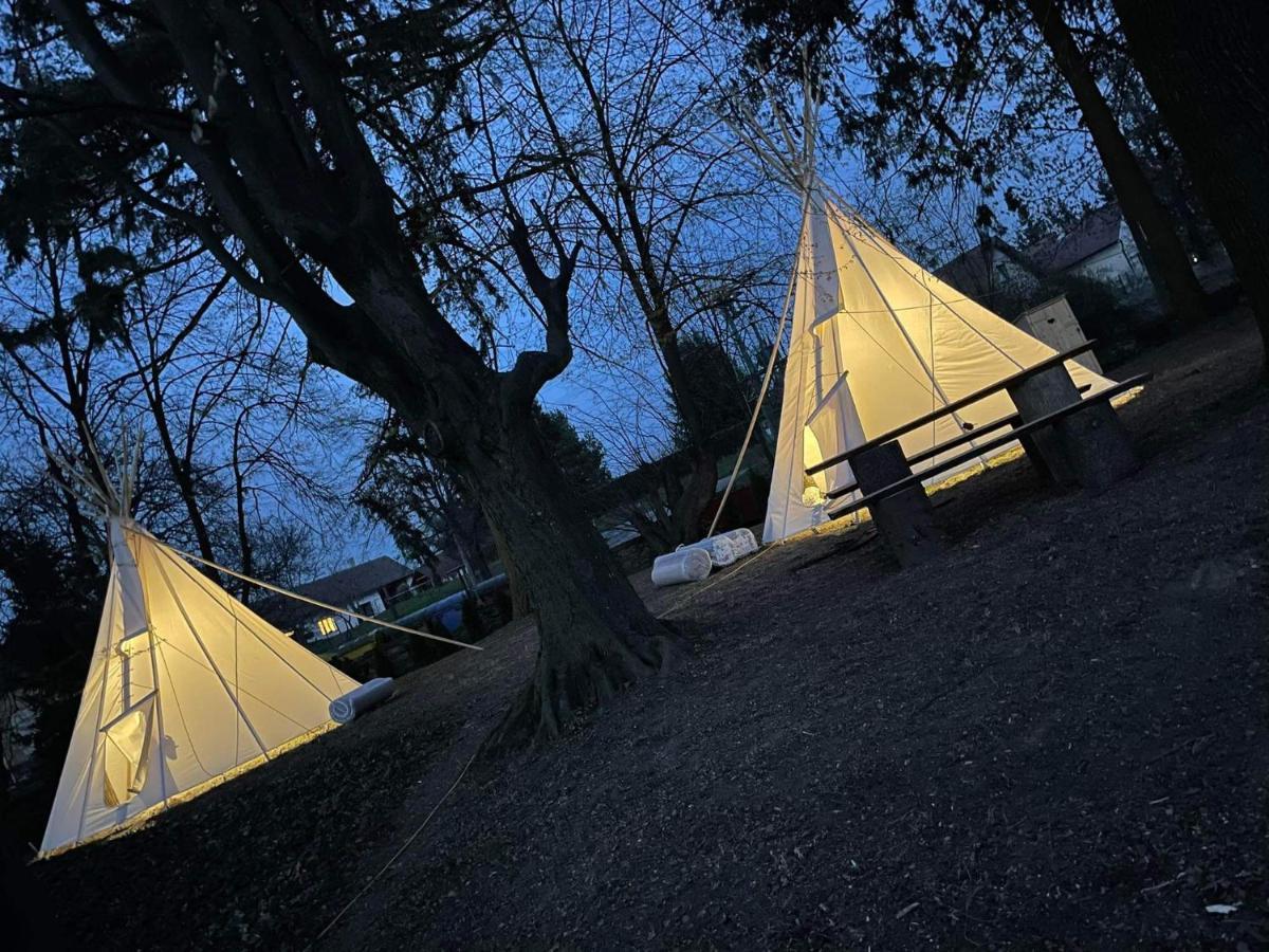 Chateau Moravany - Apartmany, Teepee A Wellness Ronow an der Doubrava Dış mekan fotoğraf