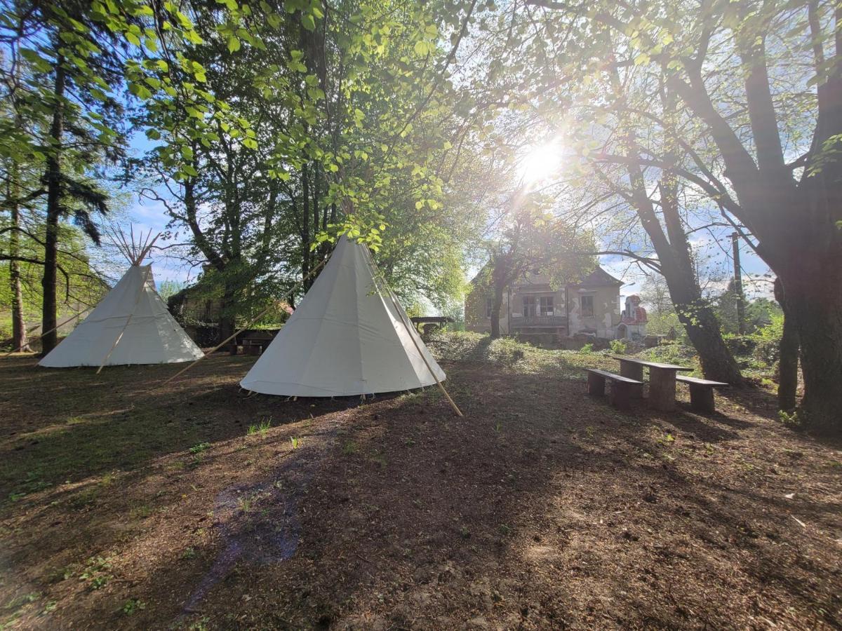 Chateau Moravany - Apartmany, Teepee A Wellness Ronow an der Doubrava Dış mekan fotoğraf