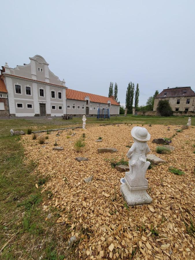 Chateau Moravany - Apartmany, Teepee A Wellness Ronow an der Doubrava Dış mekan fotoğraf