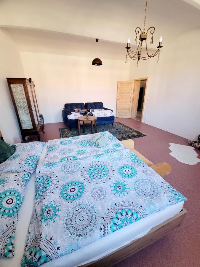 Chateau Moravany - Apartmany, Teepee A Wellness Ronow an der Doubrava Dış mekan fotoğraf
