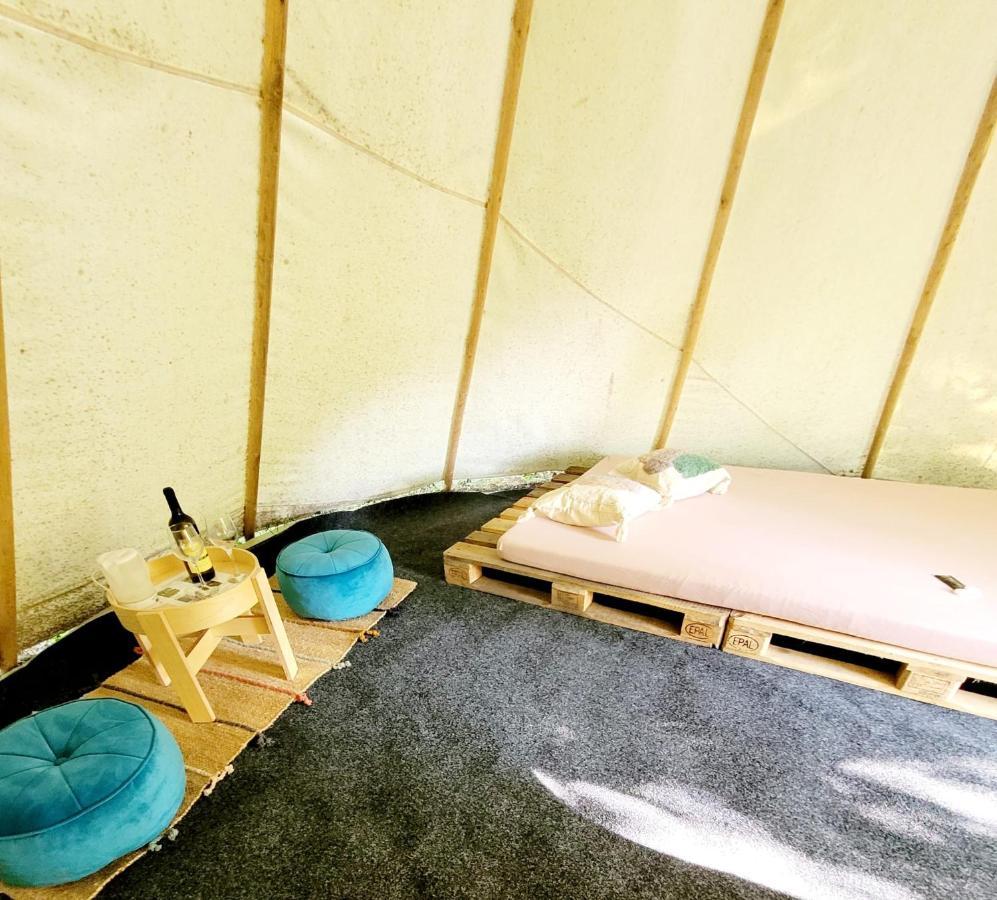 Chateau Moravany - Apartmany, Teepee A Wellness Ronow an der Doubrava Dış mekan fotoğraf