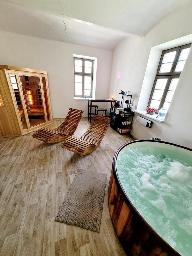 Chateau Moravany - Apartmany, Teepee A Wellness Ronow an der Doubrava Dış mekan fotoğraf
