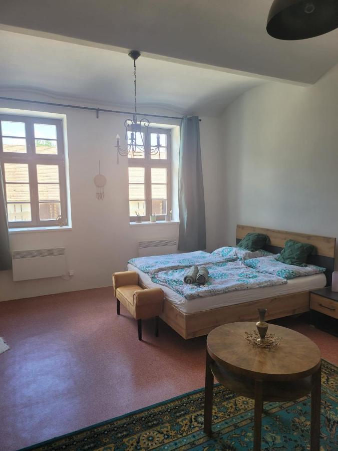 Chateau Moravany - Apartmany, Teepee A Wellness Ronow an der Doubrava Dış mekan fotoğraf