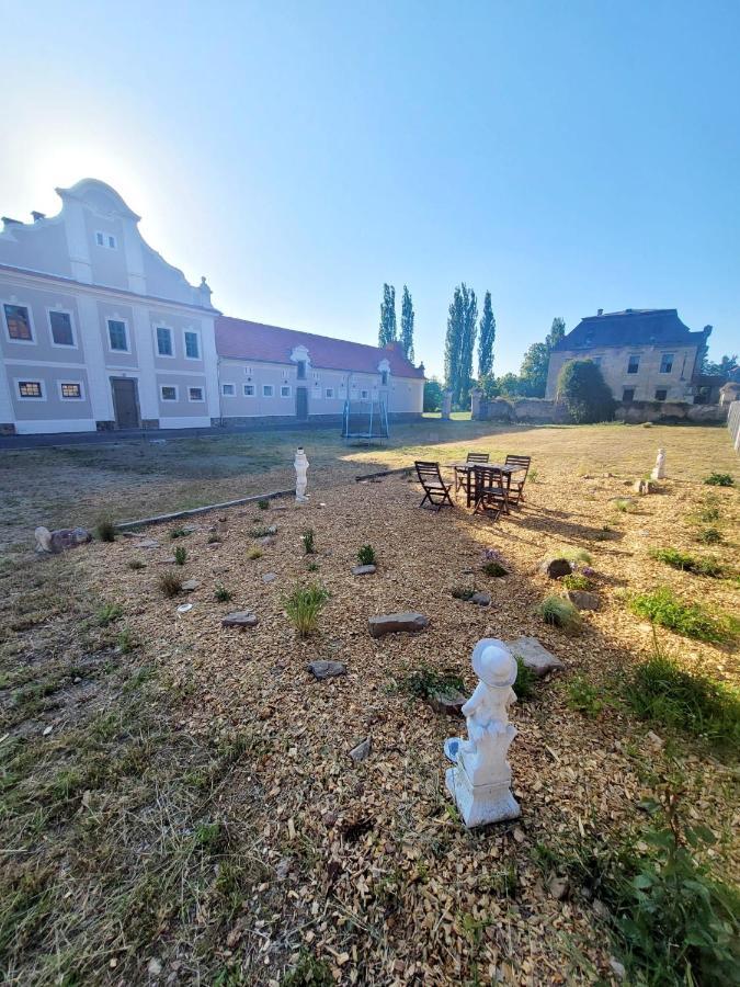 Chateau Moravany - Apartmany, Teepee A Wellness Ronow an der Doubrava Dış mekan fotoğraf