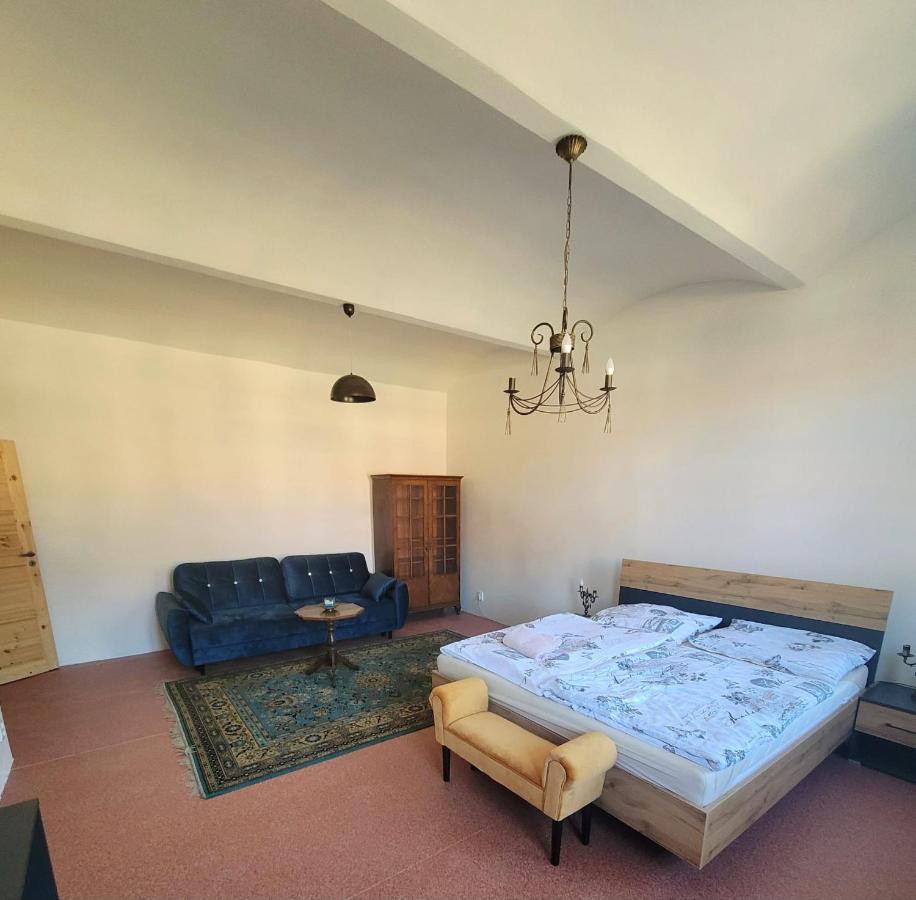 Chateau Moravany - Apartmany, Teepee A Wellness Ronow an der Doubrava Dış mekan fotoğraf