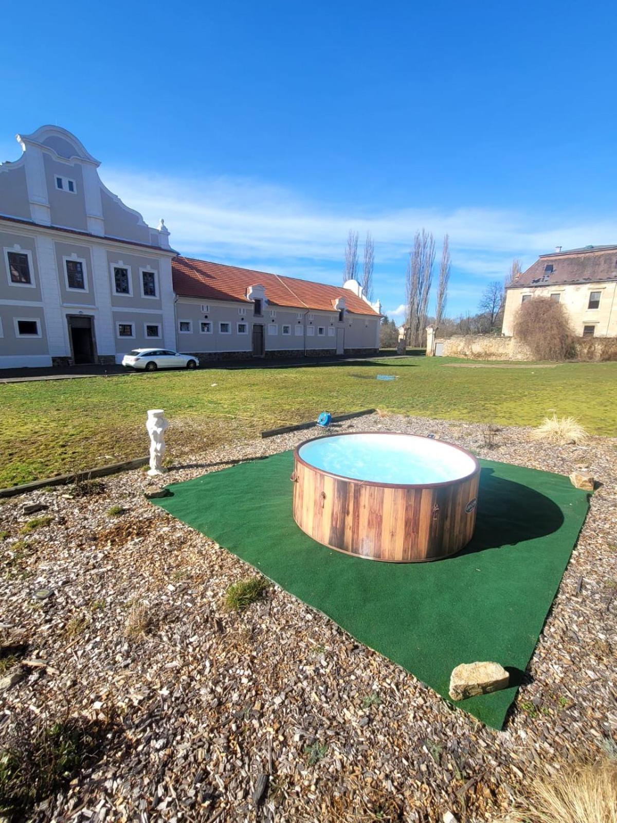 Chateau Moravany - Apartmany, Teepee A Wellness Ronow an der Doubrava Dış mekan fotoğraf