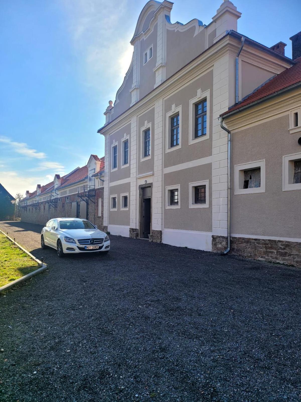 Chateau Moravany - Apartmany, Teepee A Wellness Ronow an der Doubrava Dış mekan fotoğraf