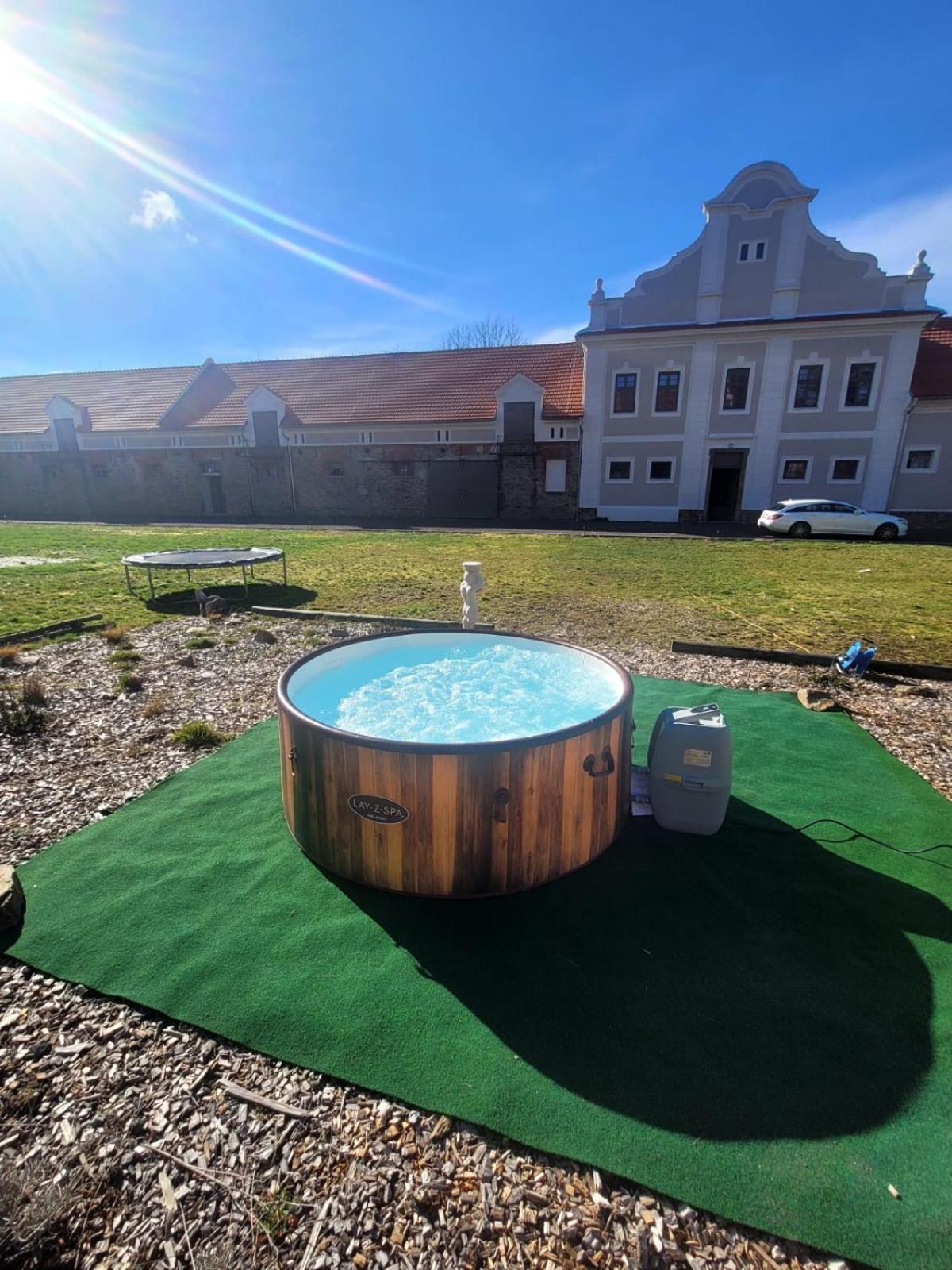 Chateau Moravany - Apartmany, Teepee A Wellness Ronow an der Doubrava Dış mekan fotoğraf
