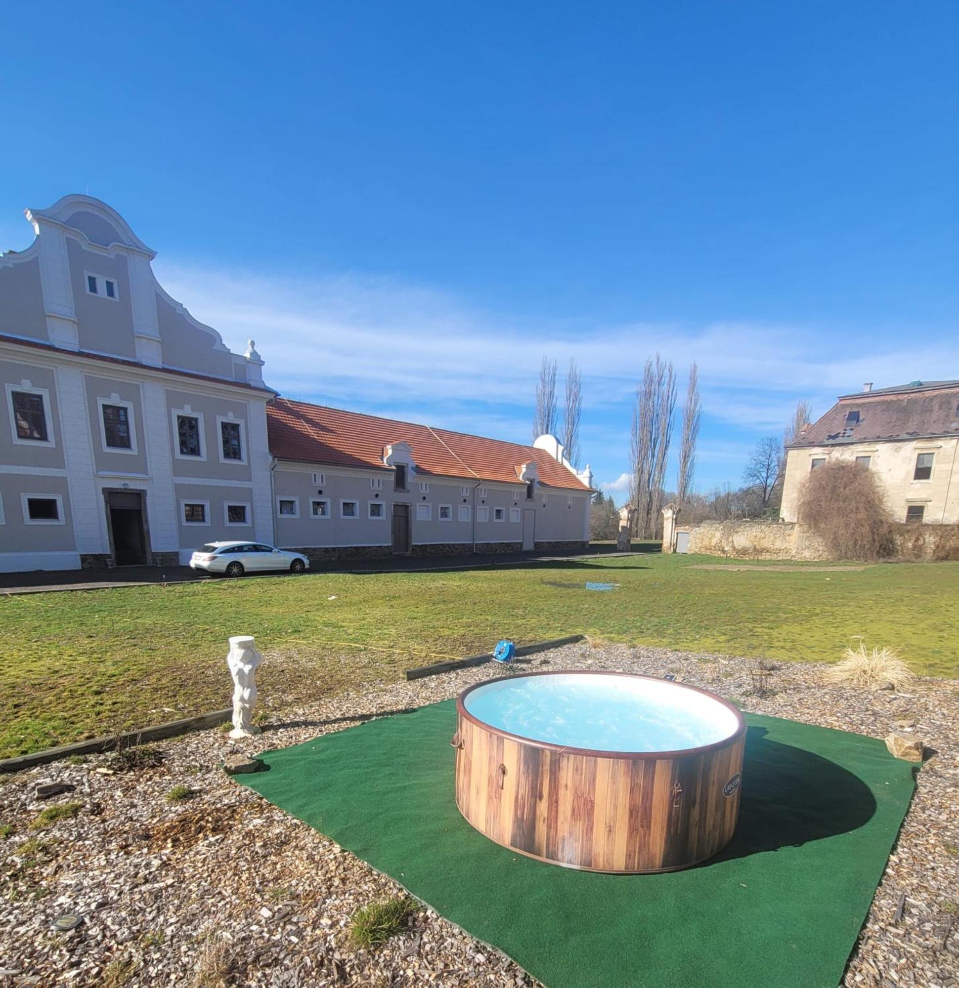 Chateau Moravany - Apartmany, Teepee A Wellness Ronow an der Doubrava Dış mekan fotoğraf