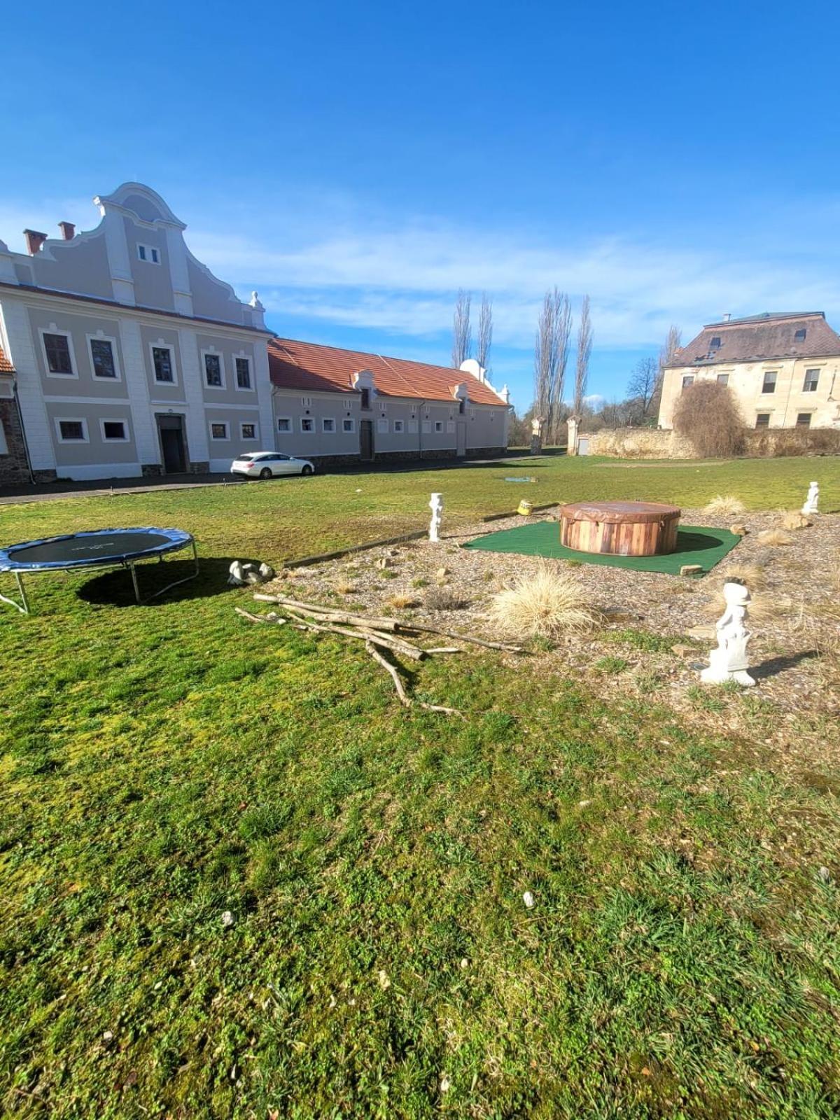 Chateau Moravany - Apartmany, Teepee A Wellness Ronow an der Doubrava Dış mekan fotoğraf