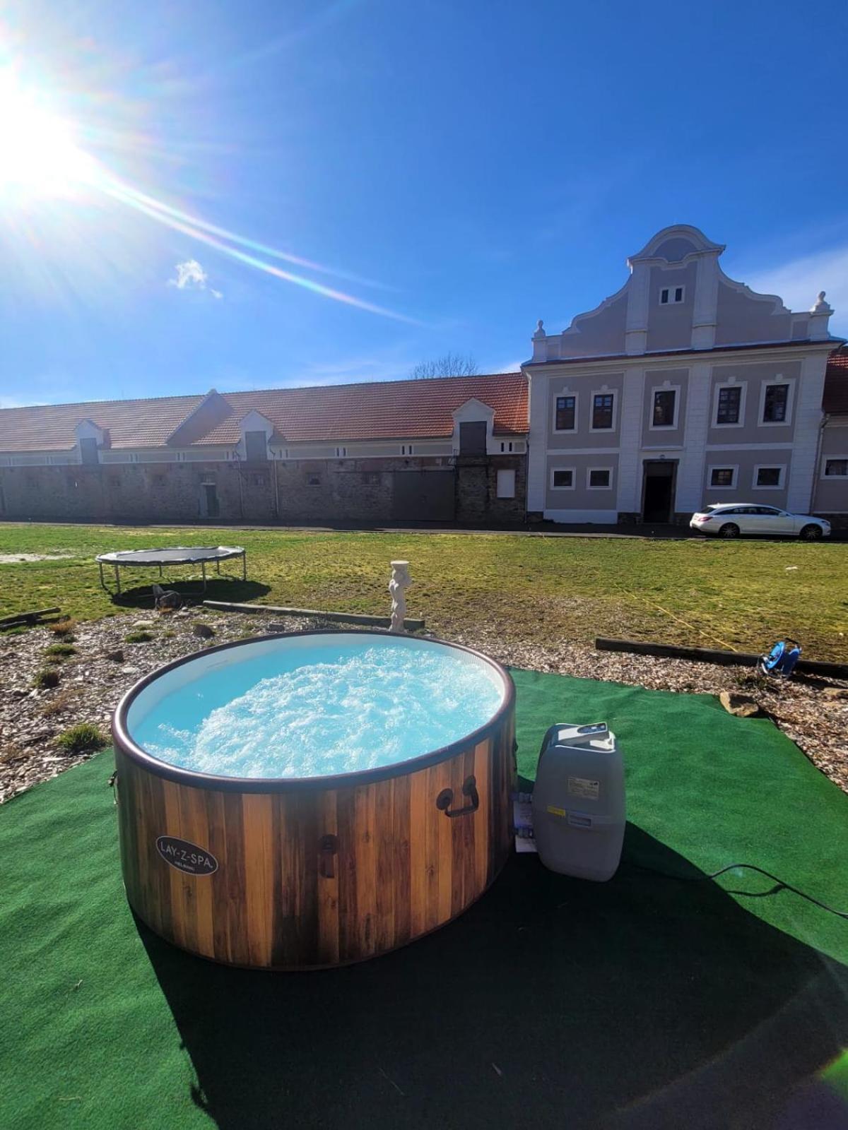 Chateau Moravany - Apartmany, Teepee A Wellness Ronow an der Doubrava Dış mekan fotoğraf